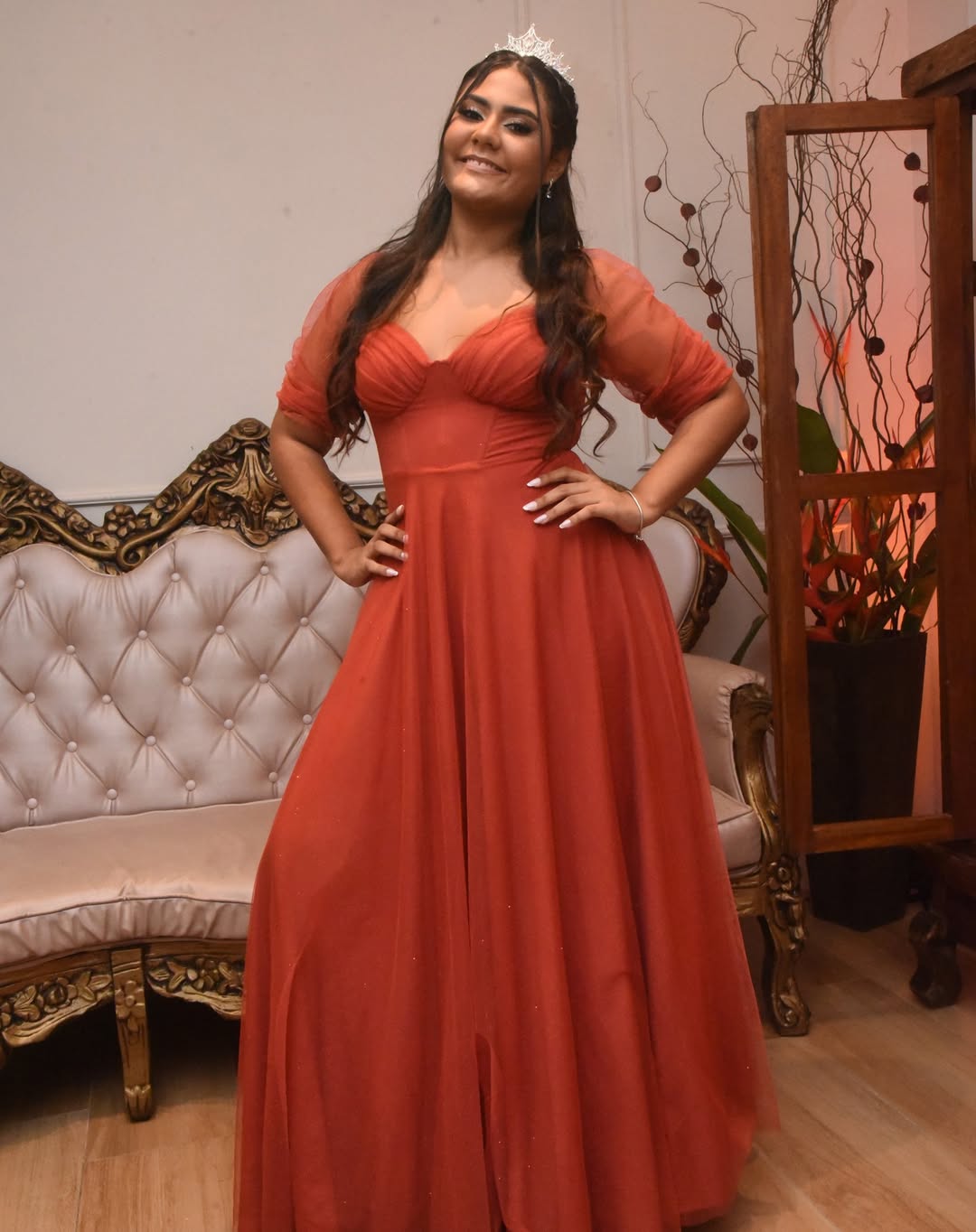 Debutante em vestido vermelho