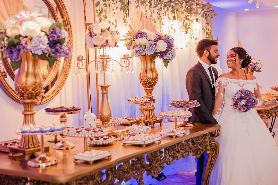 Mesa de bolo dourada com decoração floral