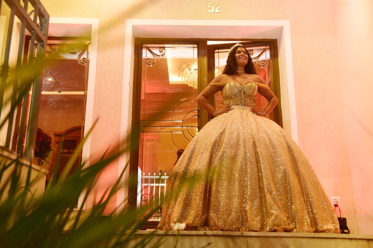 Debutante em vestido dourado