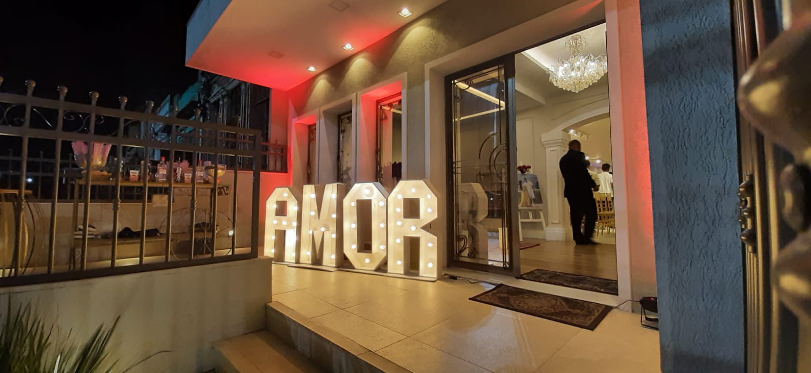 Fachada do espaço com letras iluminadas AMOR